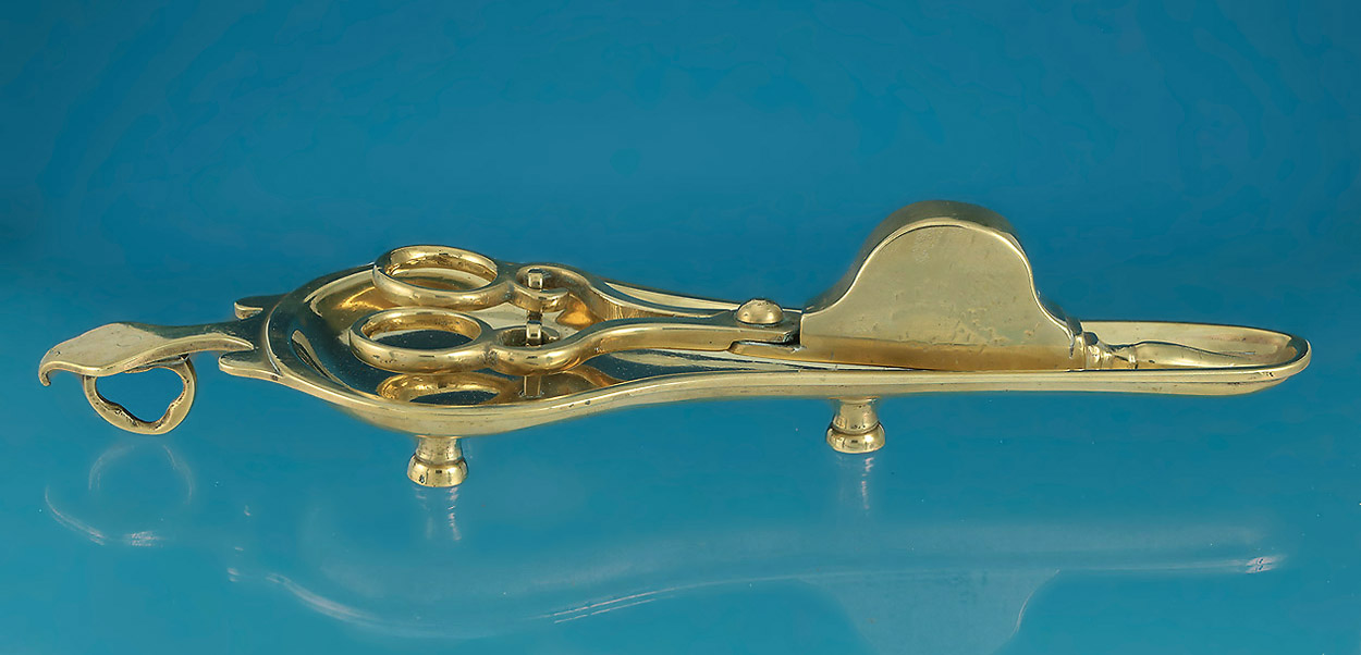 Cast Brass Scissor-Form Snuffers & Undertray, England, late 17th Century / Early 18th Century