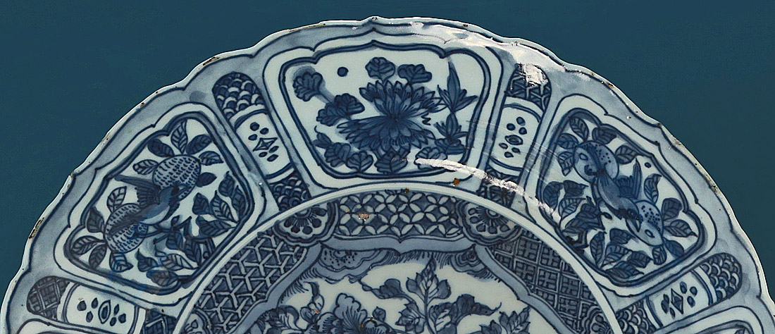 Ming DynastyKraak Porcelain Charger, Wanli, Jingdezhen, c1595-1610, Rinaldi Border VII.1, border