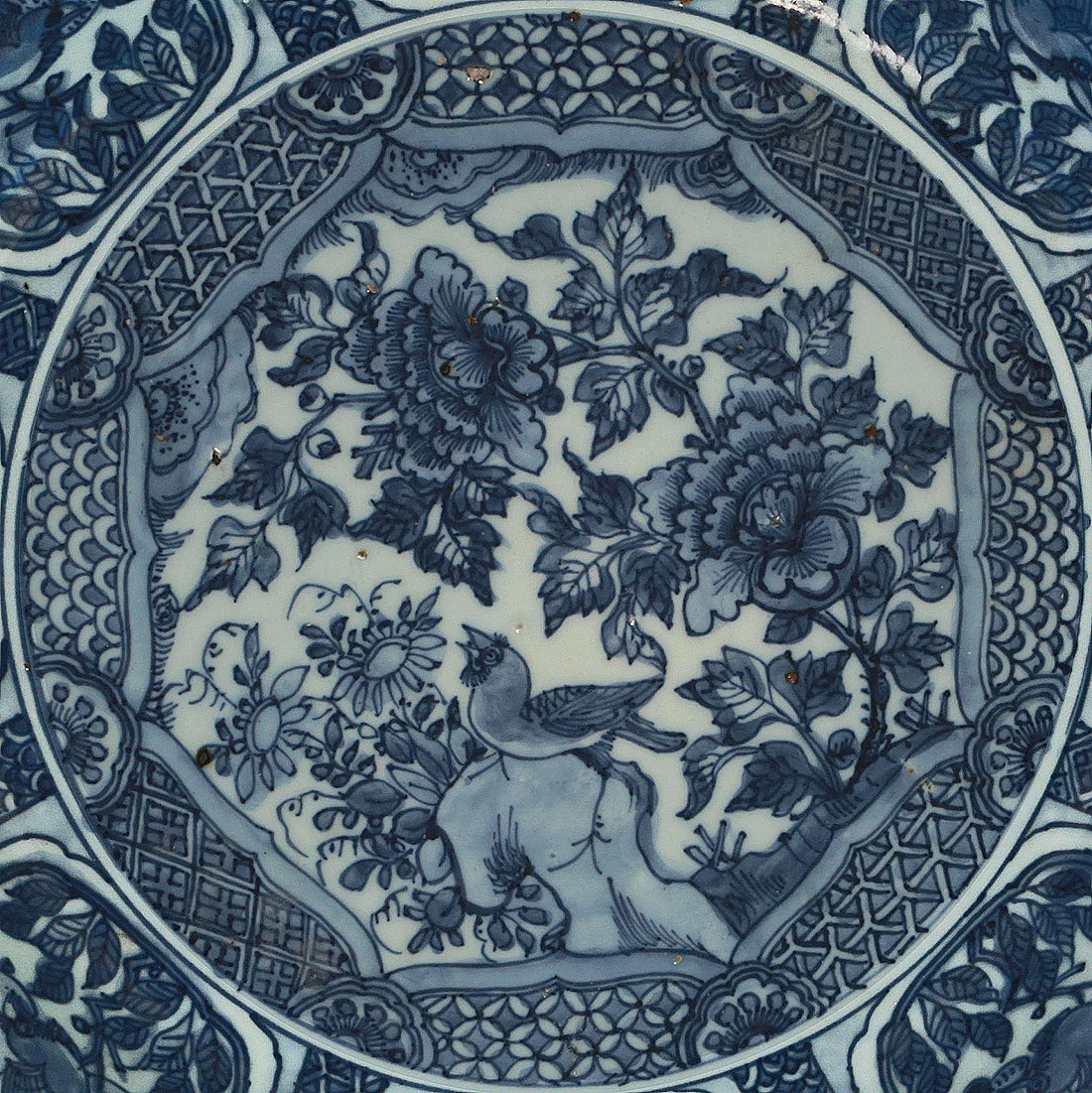 Ming DynastyKraak Porcelain Charger, Wanli, Jingdezhen, c1595-1610, Rinaldi Border VII.1, bird on rock