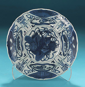 Ming Dynasty Large Kraak Porcelain Large Klapmuts Bowl, c1600-20