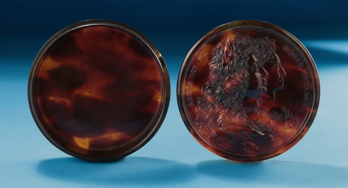 Moulded Tortoiseshell Portrait Snuff Box, Louis XIV, et Marie Therese, 18th century France, early 18th century