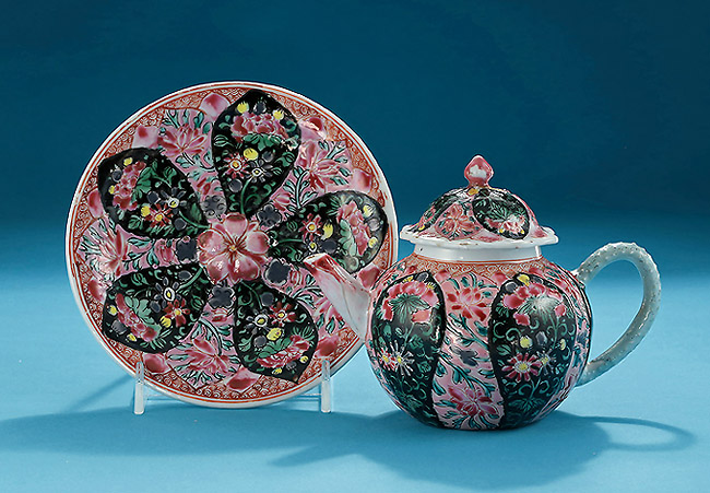 Yongzheng Famille Rose & Black-Ground Moulded Teapot, Cover & Stand , Cina, c1722-35